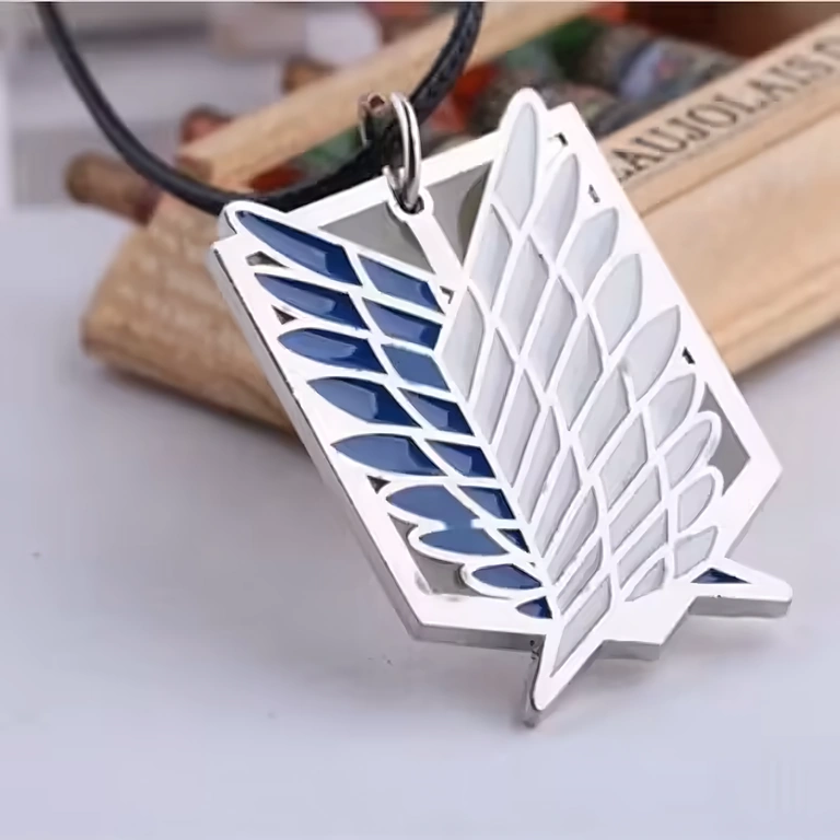 Anime κολιέ με ασημένιο μενταγιόν Attack on Titan