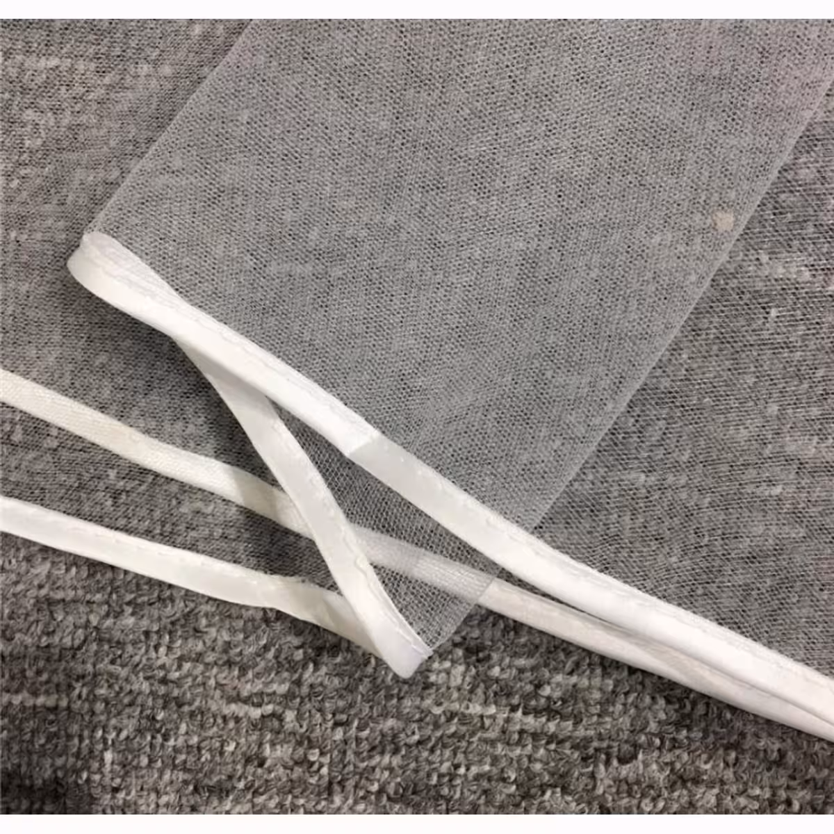 Λευκό πέπλο από λεπτό ύφασμα με ενίσχυση στις άκρες