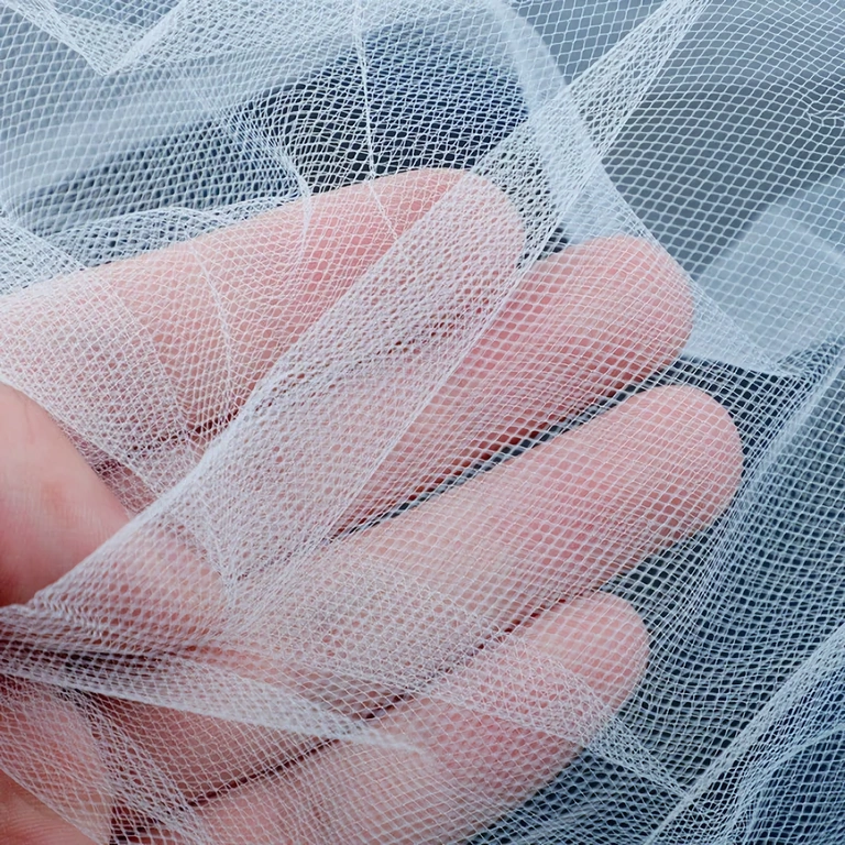 Αξεσουάρ μαλλιών νύφης με πέπλο Λευκό πέπλο στερεωμένο σε χτένα, ιδανικό για χαλαρά ή κότσους