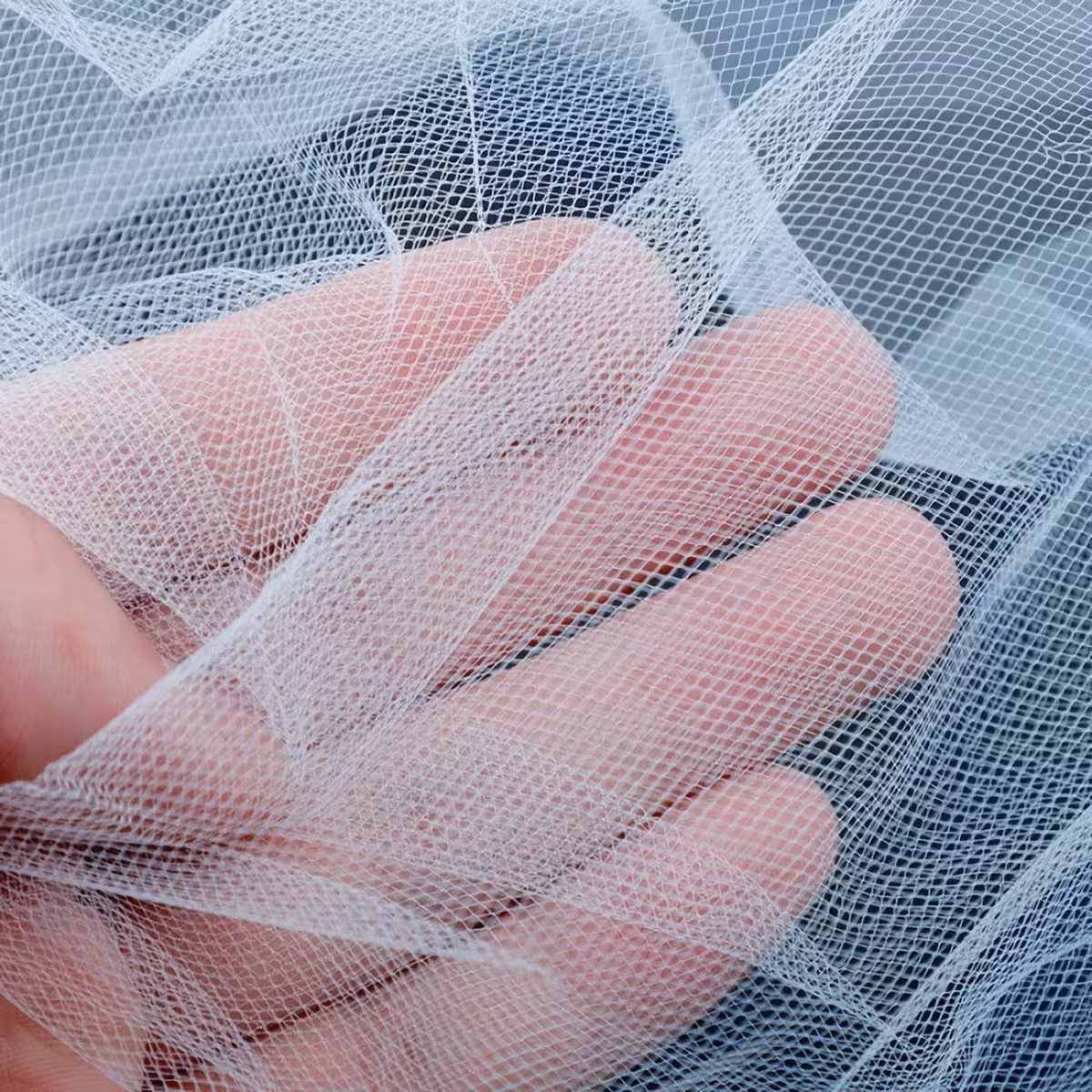 Λευκό πέπλο στερεωμένο σε χτένα, ιδανικό για χαλαρά ή κότσους