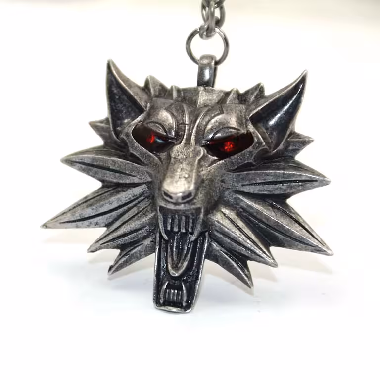 Κολιέ The Witcher Wild Hunt – Ασημένιο Μενταγιόν με Μαύρο ή Κόκκινο Μάτι