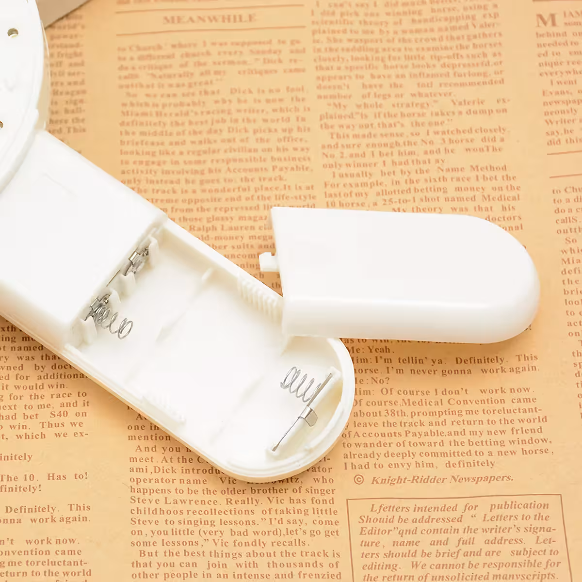 Μεγεθυντικός φακός με λευκό και UV LED, λειτουργεί με 2 μπαταρίες AAA (δεν περιλαμβάνονται)