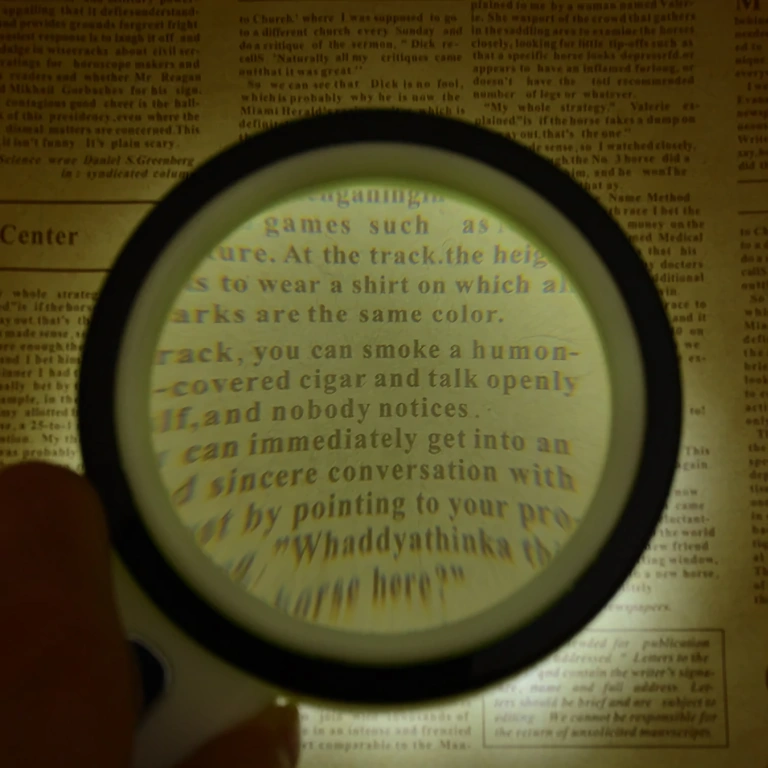 Μεγεθυντικός φακός με ενσωματωμένο φωτισμό Μεγεθυντικός φακός με LED φωτισμό και ακριβή μεγέθυνση για λεπτομέρειες