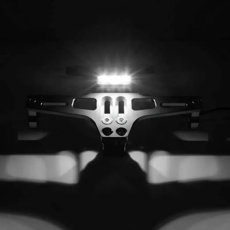 Μαύρο στήριγμα πινακίδας μοτοσικλέτας με μοντέρνο σχέδιο