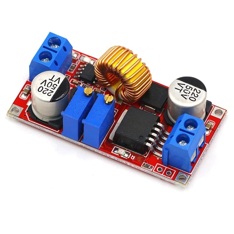 Λεπτομερής όψη του τσιπ XL4015 στη μονάδα step-down DC-DC