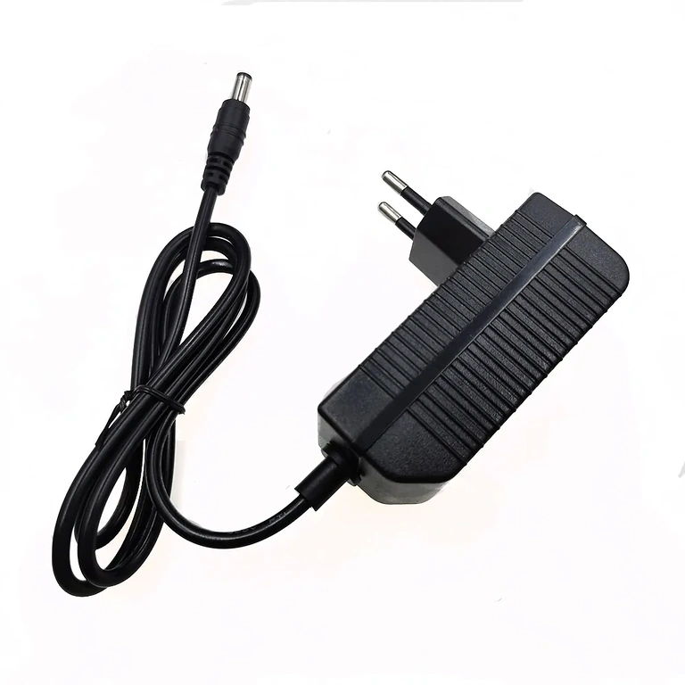 Φορτιστής 16,8V Li-Ion 2A – φωτογραφία από διαφορετική γωνία, δείχνει συμπαγή και φορητό σχεδιασμό για μπαταρίες 14,4V