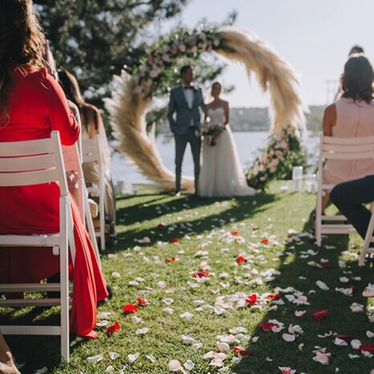 Ρομαντική διακόσμηση με τεχνητά πέταλα Τεχνητά λευκά πέταλα για ρομαντική διακόσμηση την Ημέρα των Ερωτευμένων