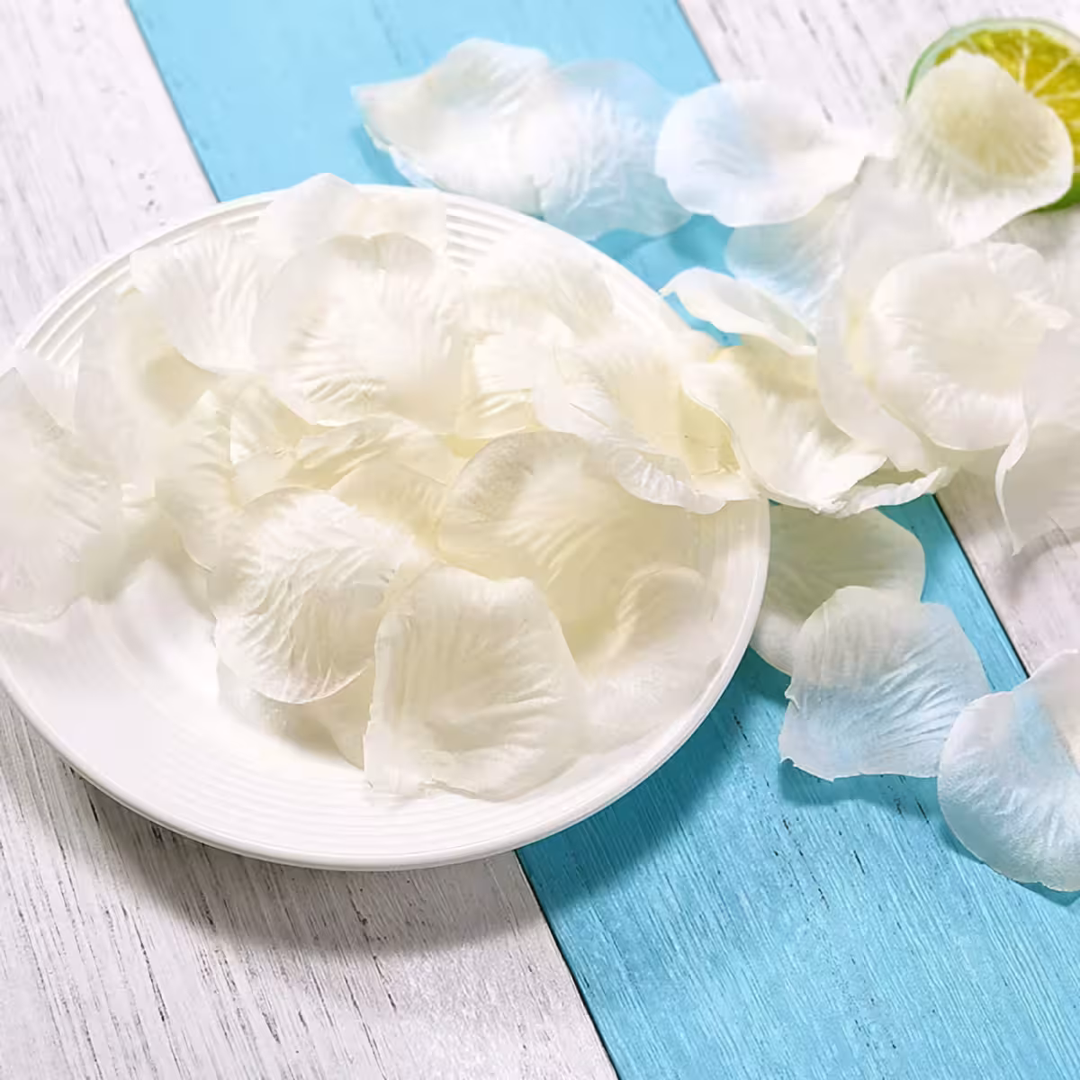 Τεχνητά λευκά πέταλα διασκορπισμένα στο πάτωμα για κομψή διακόσμηση